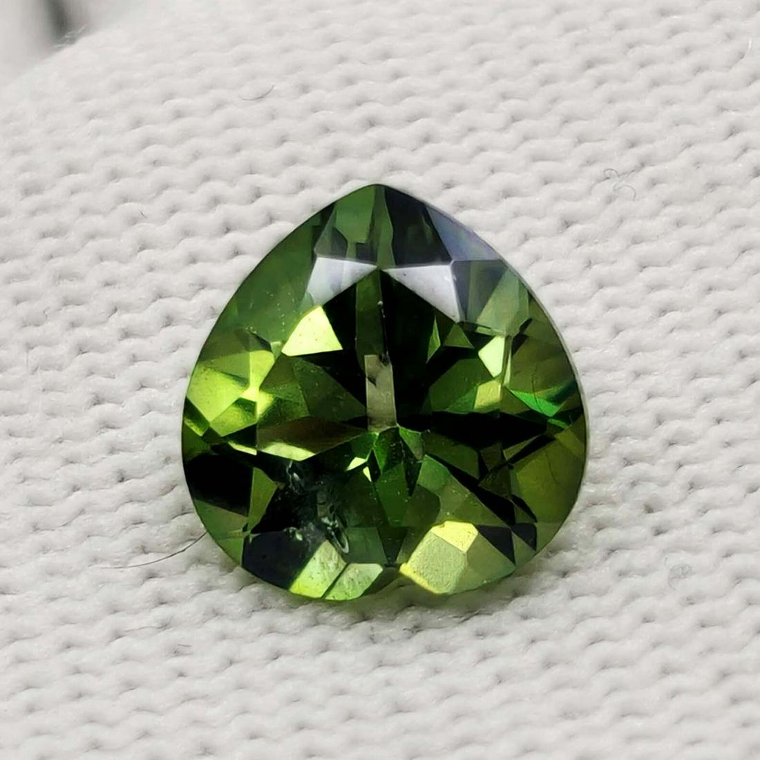7.50 ct Top Grade Natural Emerald Green Topaz (1 of 3)