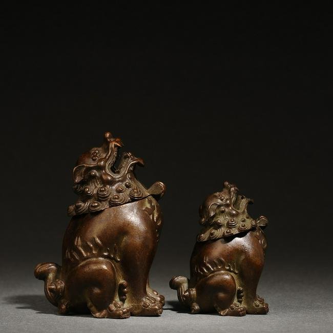 A pair of Japanese Showa period bronze mother and son lions - incense burner: DescriptionTitle: A pair of Japanese Showa period bronze mother and son lions - incense burnerOrigin: Asian private collectionDate/Period: 20thMaterials: bronzeDescription: Size: about 5x5x8 cm/4x4x5 