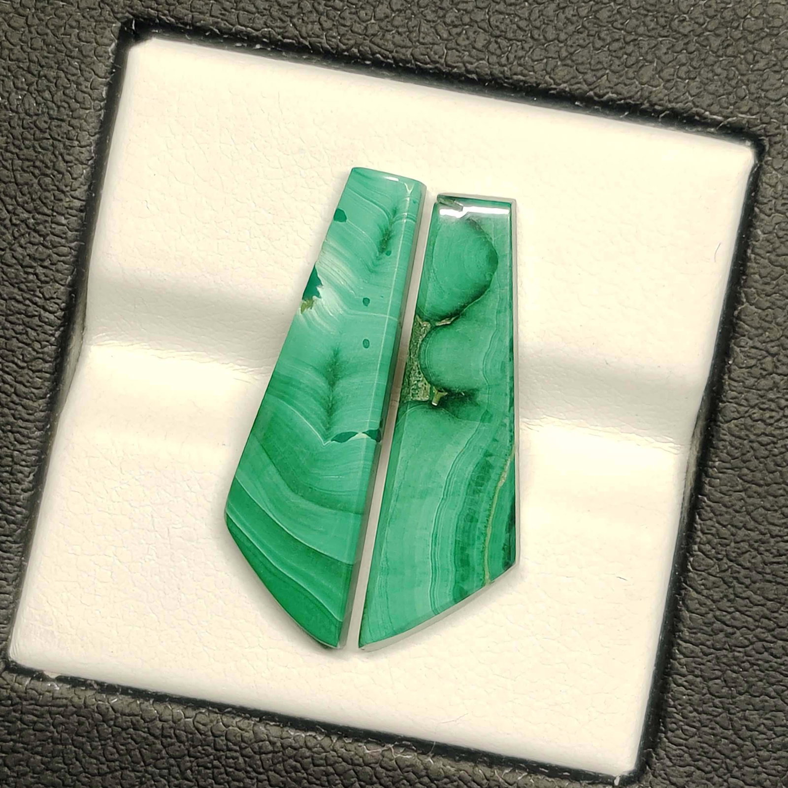 13.65 Ct Natural Malachite Earrings Pairs: No Reserve! Title: 13.65 Ct Natural Malachite Earrings Pairs Additional Information: Gemstones: Natural Malachite Carat Weights: 13.65 ct Size/Dimensions: 24.50 X 7.40 mm Materials & Techniques: Malac