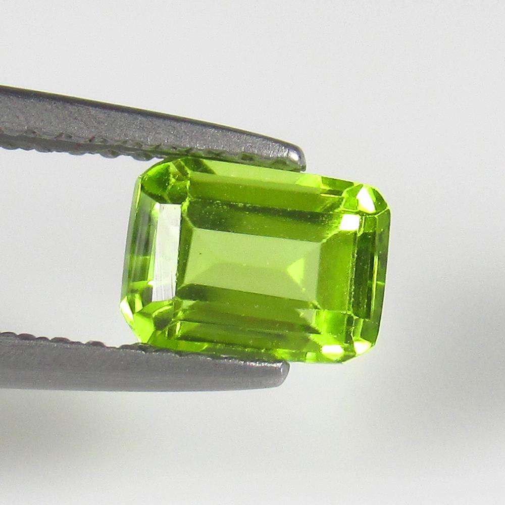 Natural Green Peridot - 1.21 Ct: No Reserve! Title: Natural Green Peridot - 1.21 Ct Origin: Pakistan Weight: 1.21 Size/Dimensions: 6.8 x 5.0 x 4.0 mm Additional Information: Pieces : 1 No's / Shape : Octagon Cut / Color : Green / Cla