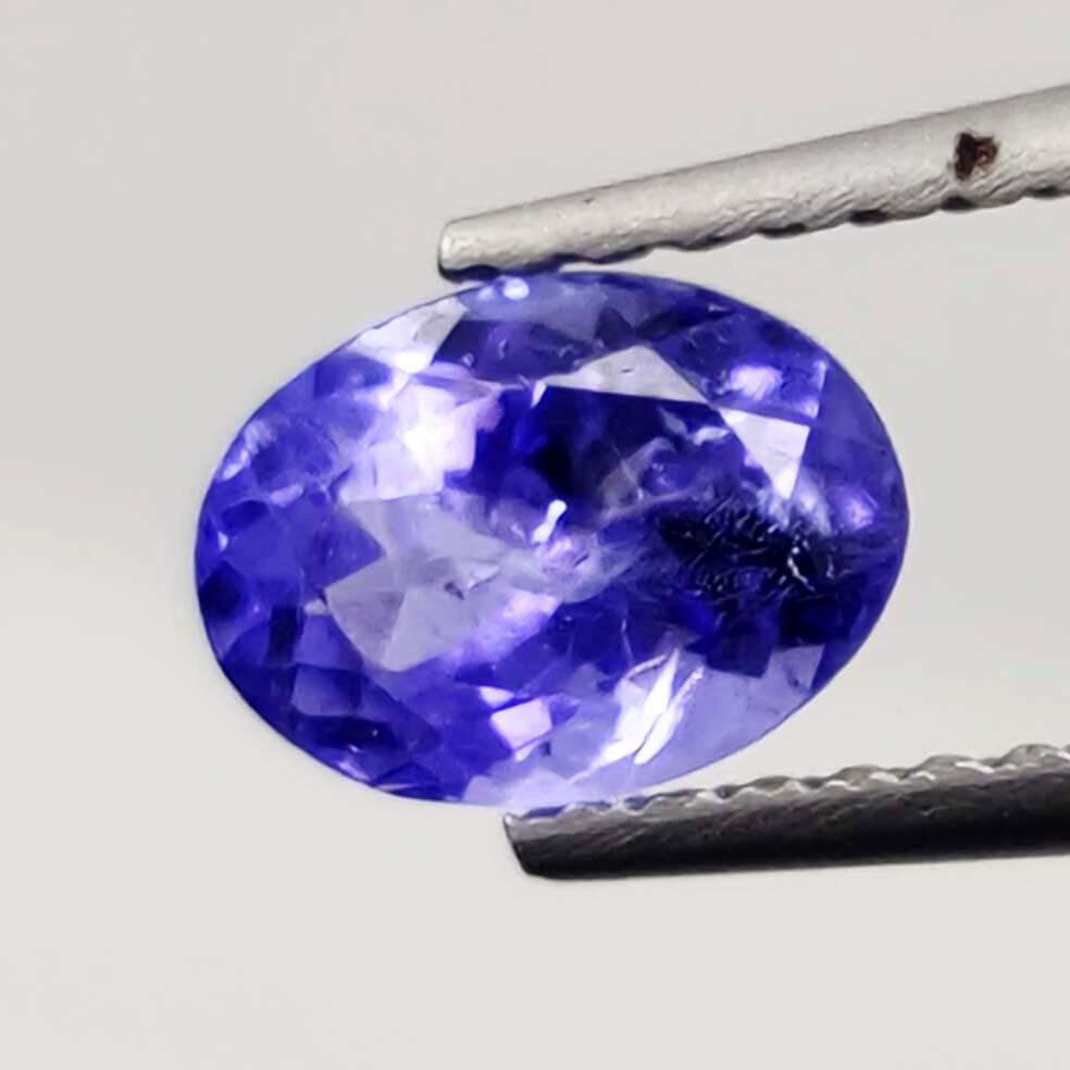0.95 Ct "Top Color" Natural Tanzanite: No Reserve! Title: 0.95 Ct "Top Color" Natural Tanzanite Additional Information: Gemstones: Natural Tanzanite Carat Weights: 0.95 ct Size/Dimensions: 7 X 5 mm Origin : Tanzania Materials & Techniques: