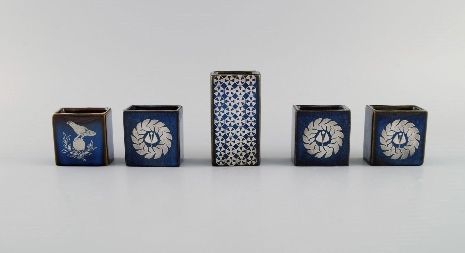 Sven Jonson (1919-1989) Gustavsberg. Five small Lagun vases in glazed stoneware with silver inlay.: Sven Jonson (1919-1989) Gustavsberg. Five small Lagun vases in glazed stoneware with silver inlay. Beautiful glaze in shades of blue. 1970s. Largest measures: 9 x 5 x 3.5 cm. In excellent condition. S