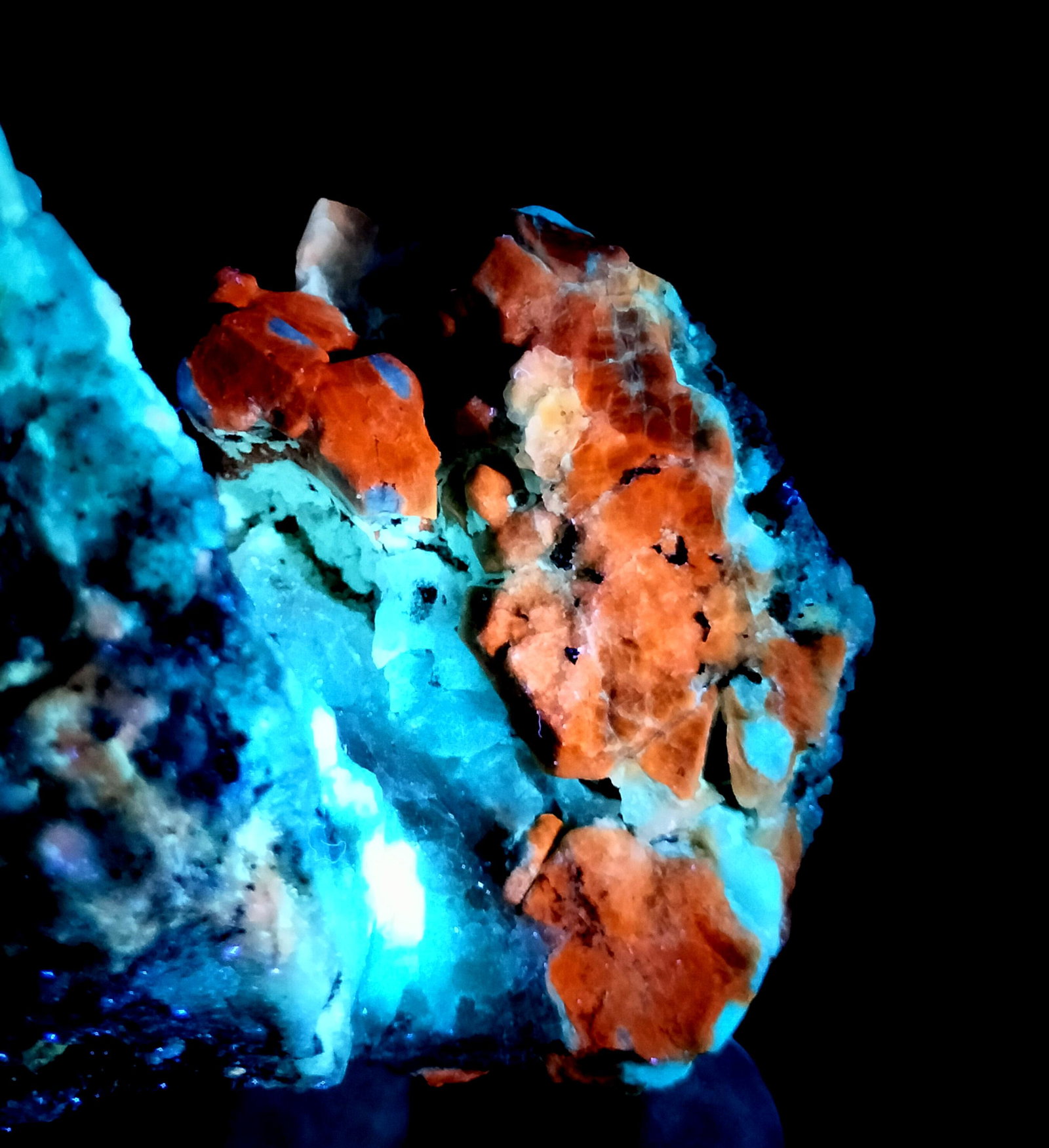 80 Gm Beautiful Natural Fluorescent Sodalite With Afghanite Specimen~Afghanistan: Title: 80 Gm Beautiful Natural Fluorescent Sodalite With Afghanite Specimen~Afghanistan Treatment: Natural Weight: 80 Gram Size/Dimensions: 73x68x60 mm Origin: Aghanistan Reserve: $40.00 Shipping: Dom