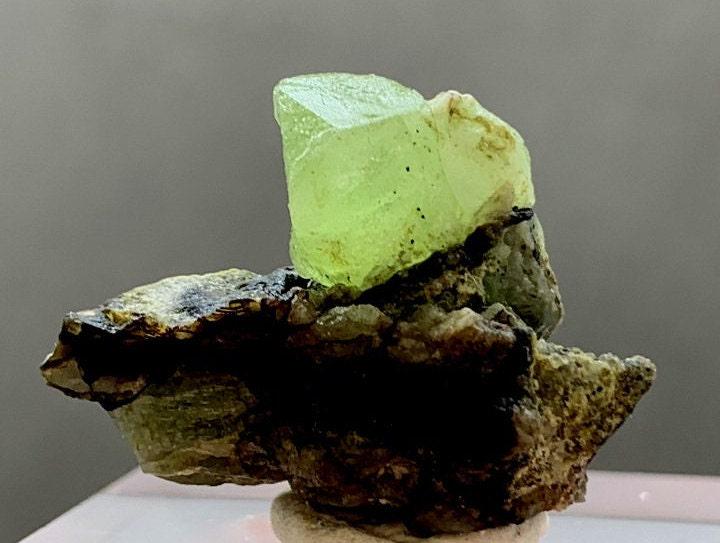 45 carets Lovely natural top quality damagfree green epidote crystals specimen from mansehra: Materials: natural green perfect peridote crystals 45 carets Lovely natural top quality damagfree green epidote crystals specimen from mansehra pakistan SIZE...22MM 13MM 28MM WEIGHT...45 CARETS COLOUR