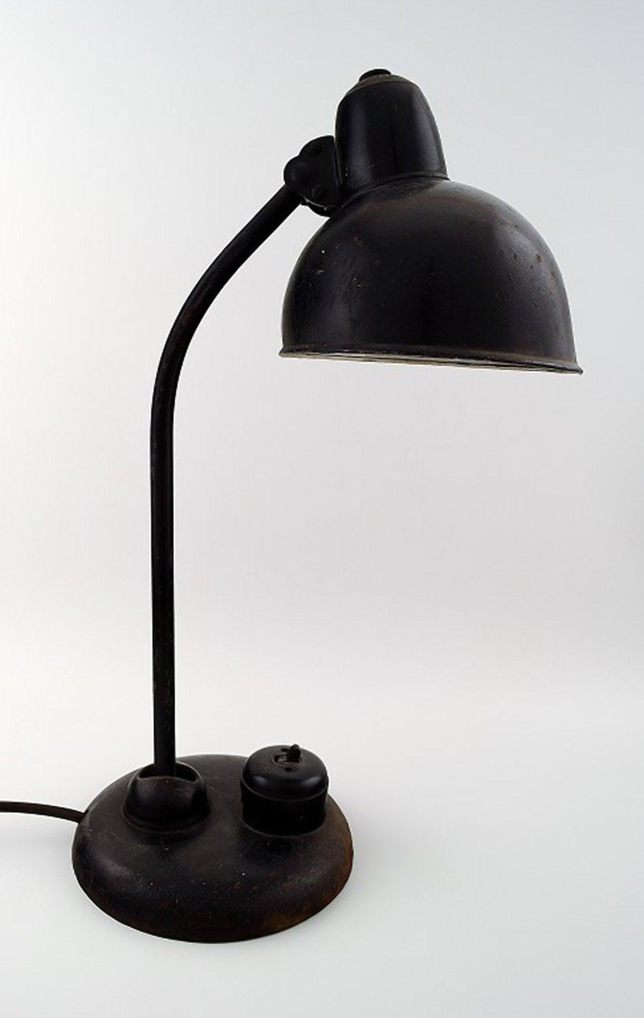 Christian Dell: f. Offenbach am Main in 1893, d. Wiesbaden 1974th Industrial Bauhaus table lamp in: Christian Dell: f. Offenbach am Main in 1893, d. Wiesbaden 1974 Industrial Bauhaus table lamp in black lacquered metal with adjustable shade. Marked Original Kaiser Idell. Height: 45 cm. In very good