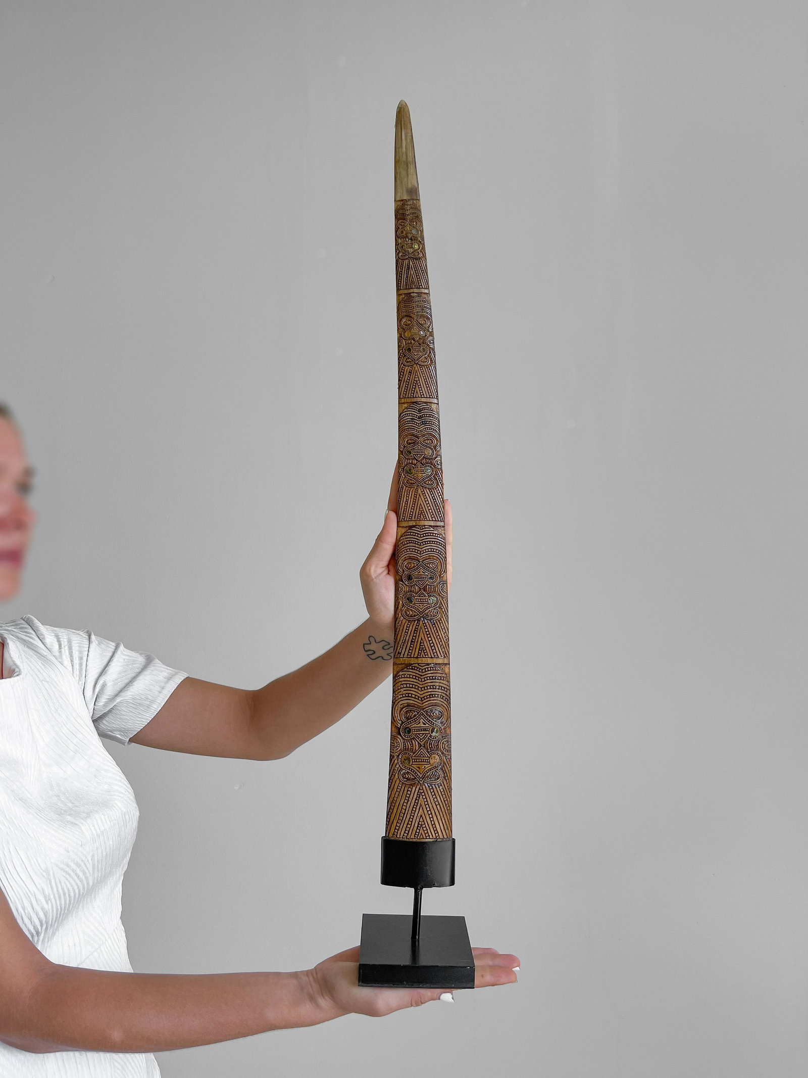 Swordfish tusk Maori - Wheku & Tiki: Title: Swordfish tusk Maori - Wheku & Tiki Maker: Unknown Origin: Indonesia Date/Period: 2022 Materials: Bone, steel, Xiphias Gladius Dimensions:Height including stand: 82 cm / 32.2 inches Description