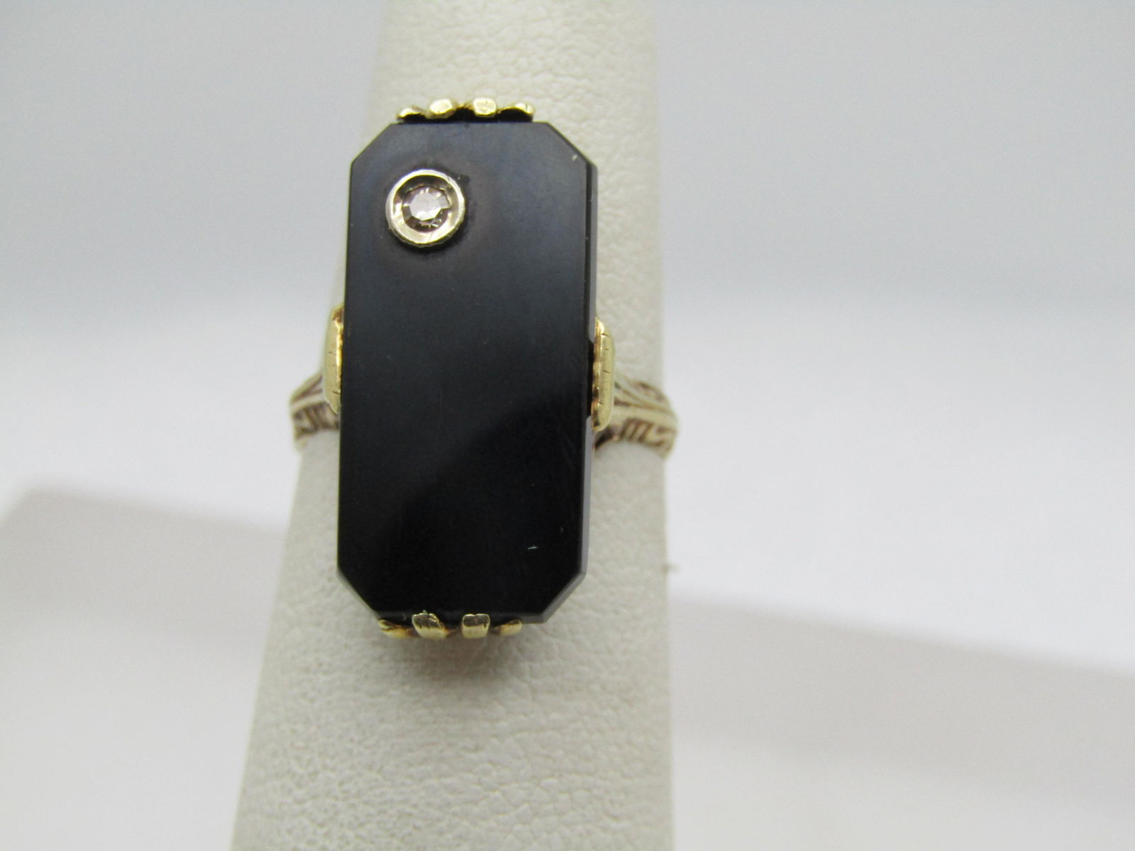 Vintage 14kt Onyx Diamond Ring, Sz. 5.25. Scrolled, Art Deco Themed: Vintage 14kt Onyx Diamond Ring, Sz. 5.25. Scrolled, 1940's-1950's or earlier - art deco or art deco themed. The onyx is a long rectangle with cut corners and appx. 20mm by 10mm. In one corner it has a