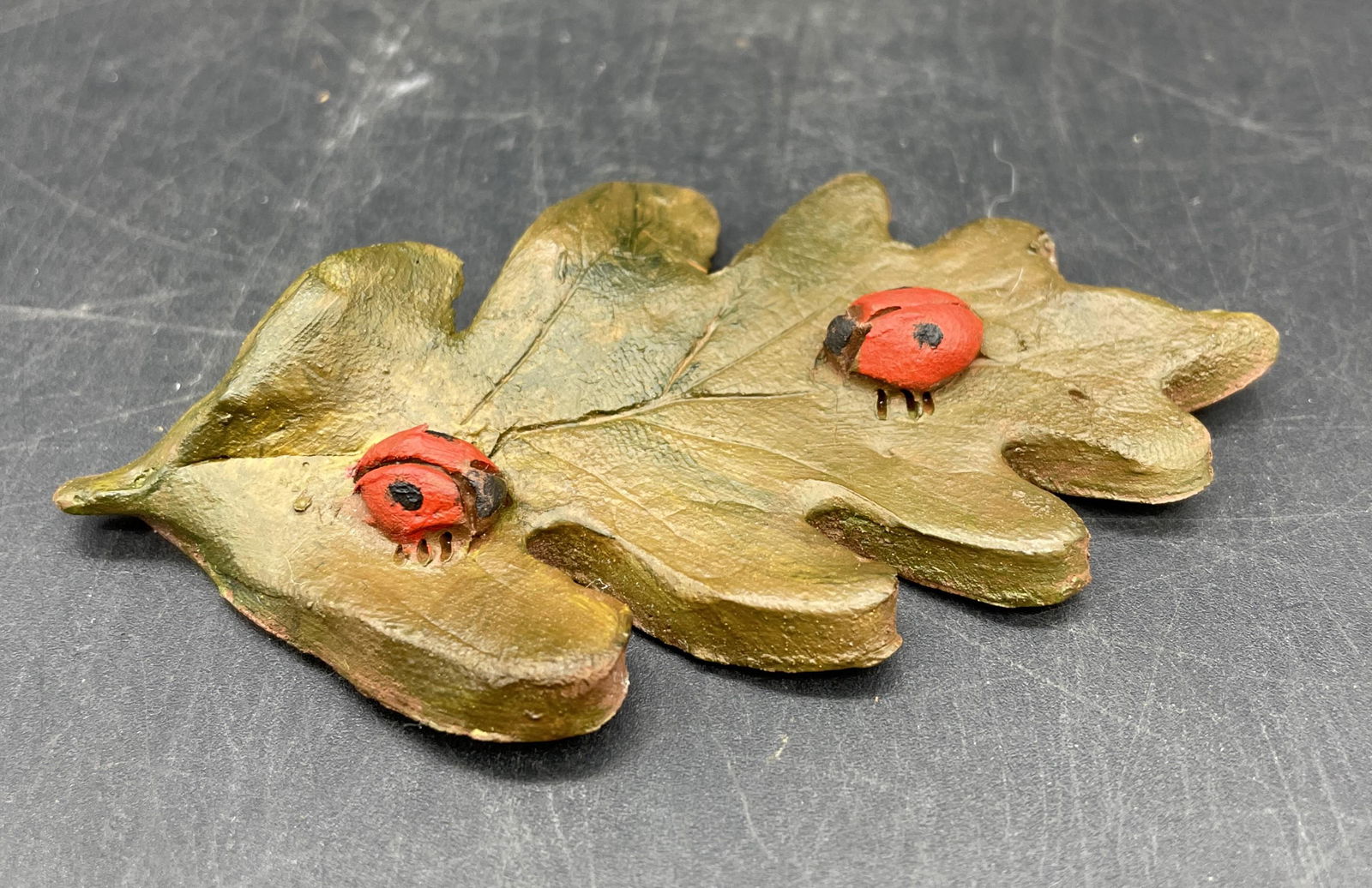 REDWARE POTTERY LEAF LADYBUG SIGNED DÉCOR FOLK ART (1 of 8)