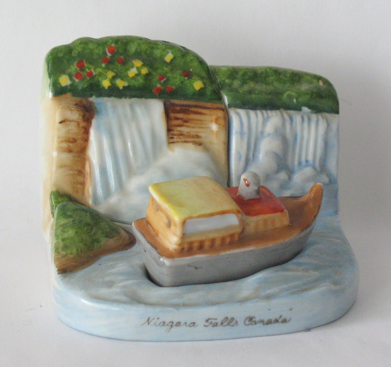 Vintage Niagara Falls souvenir salt & pepper. (1 of 4)