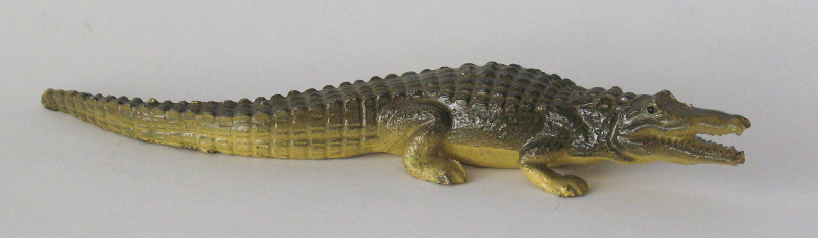 Vintage cast metal alligator paper weight. (1 of 4)