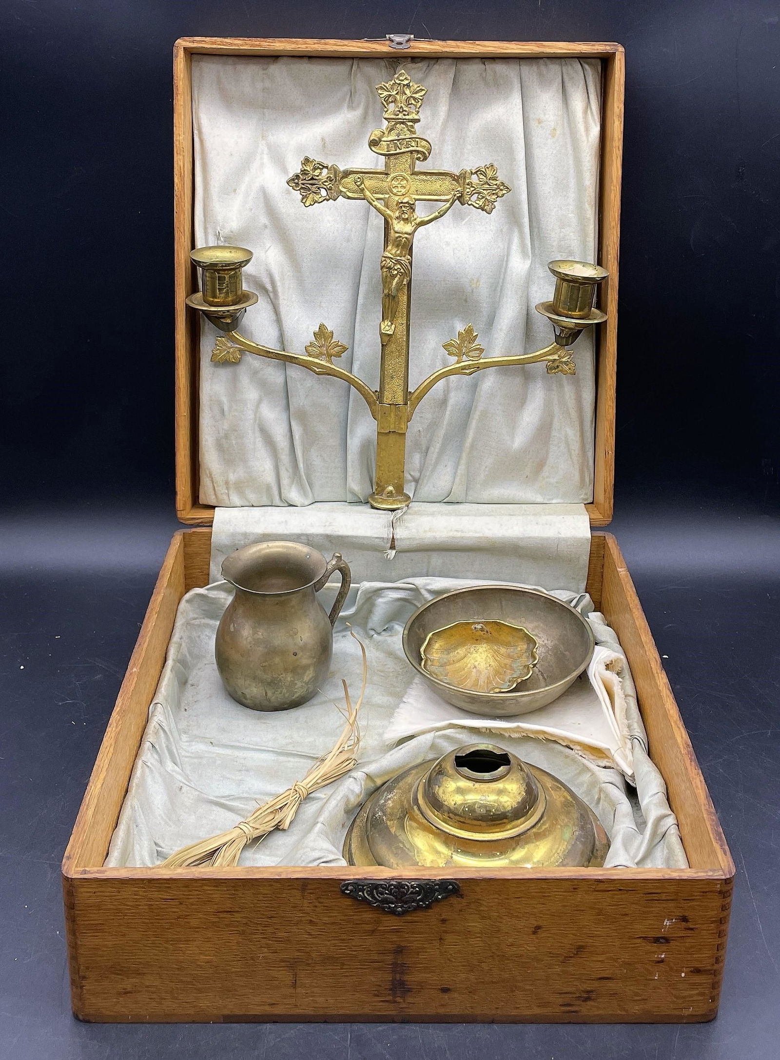 ANTIQUE HOMAN CATHOLIC PRIEST SICK CALL LAST RITES KIT OUTFIT BOX (1 of 8)