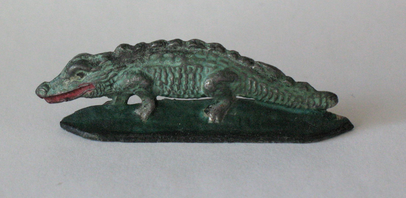Vintage cast metal alligator paper weight. (1 of 3)