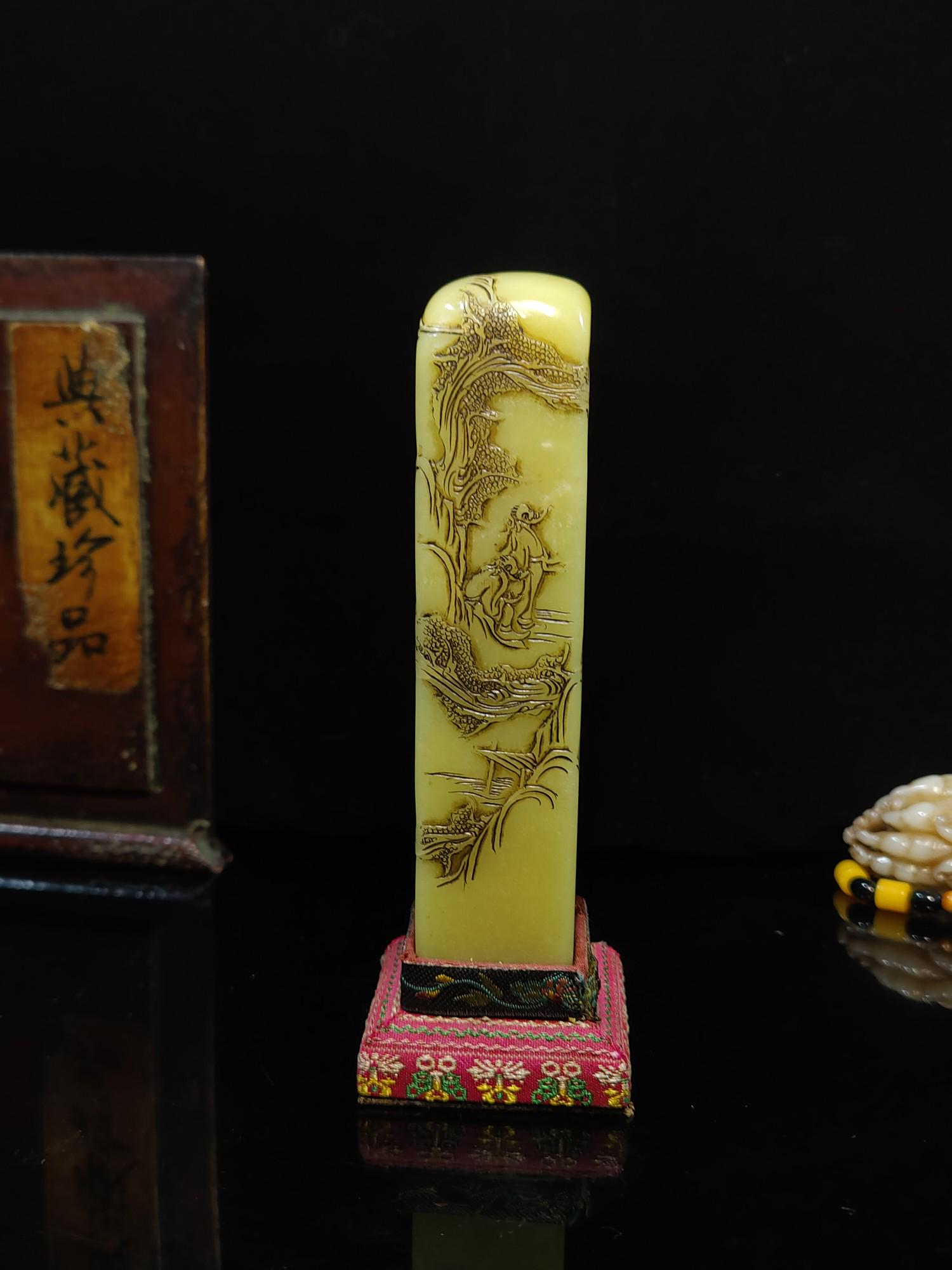 Sculptor "Leng Jun" Shoushan Stone Needle Aiye Green Seal Ornament: The sculptor "Leng Jun" Shoushan stone top-quality moxa leaf green seal decoration, made of high-quality Shoushan moxa leaf green, the color is warm and moist like jade, the mechanism is delicate and