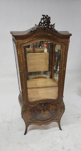 Display Cases & Vitrines