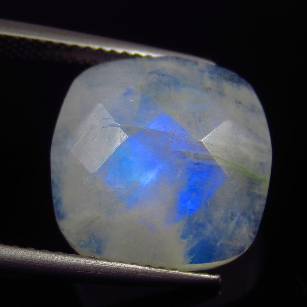 Natural Blue Moonstone - 9.42 Ct: No Reserve! Title: Natural Blue Moonstone - 9.42 Ct Origin: India Weight: 9.42 Size/Dimensions: 14.0 x 14.0 x 5.7 mm Additional Information: Pieces : 1 No's / Shape : Cushion Cut / Color : Blue Tint /