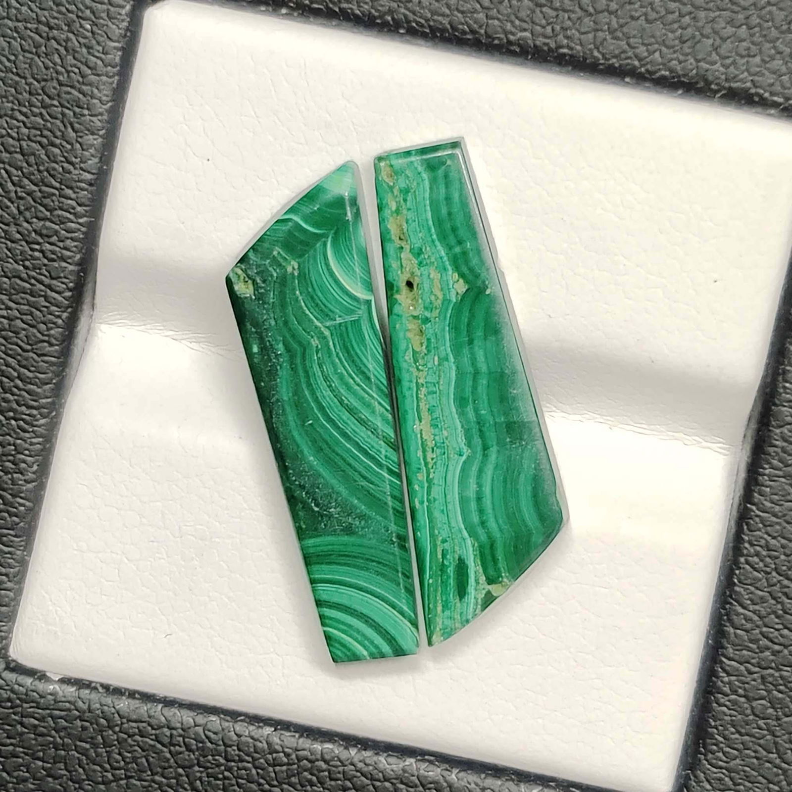 15.60 Ct Natural Malachite Earrings Pairs: No Reserve! Title: 15.60 Ct Natural Malachite Earrings Pairs Additional Information: Gemstones: Natural Malachite Carat Weights: 15.60 ct Size/Dimensions: 24 X 7 mm Materials & Techniques: Malachite S