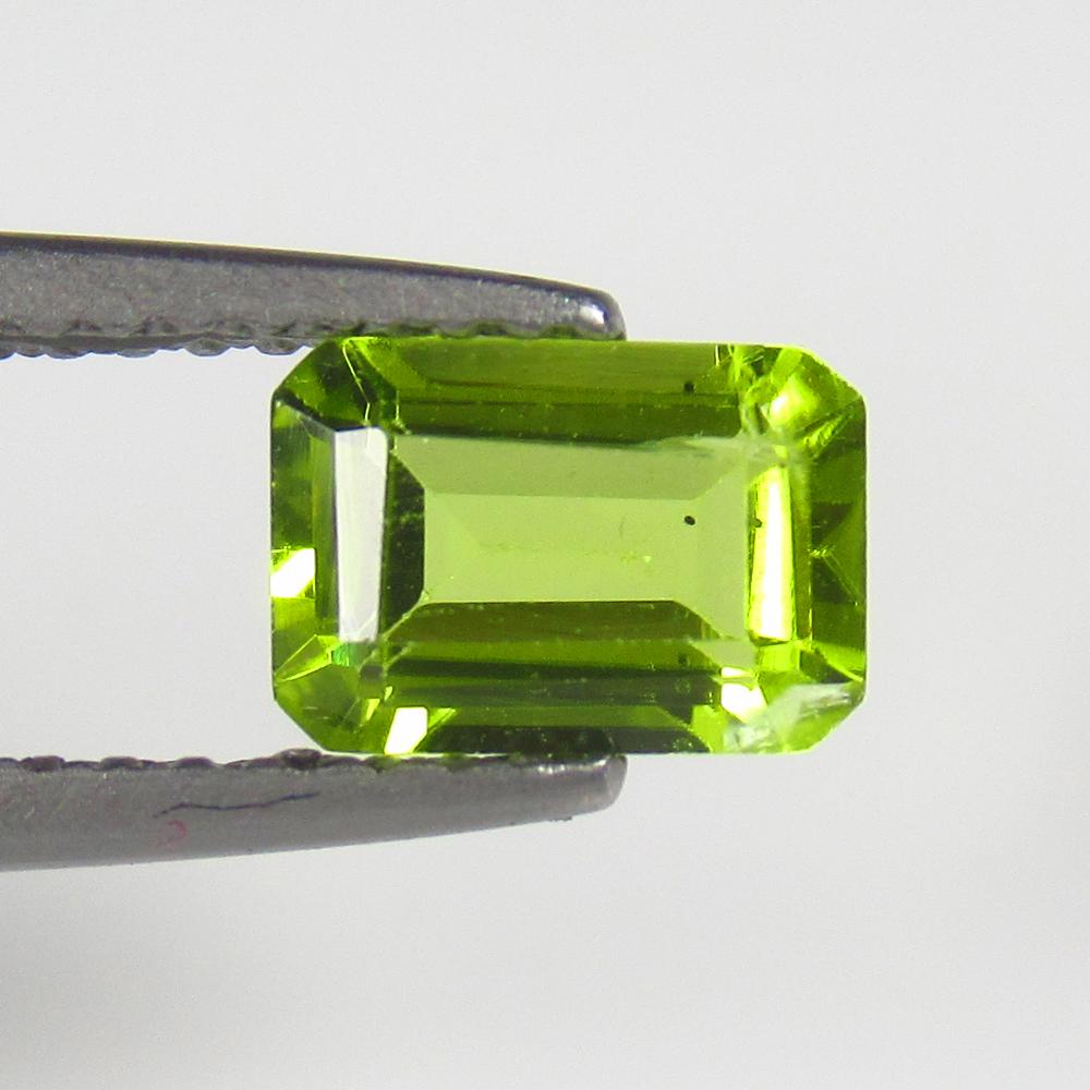 Natural Green Peridot - 1.03 Ct: No Reserve! Title: Natural Green Peridot - 1.03 Ct Origin: Pakistan Weight: 1.03 Size/Dimensions: 7.0 x 5.0 x 3.1 mm Additional Information: Pieces : 1 No's / Shape : Octagon Cut / Color : Green / Cla
