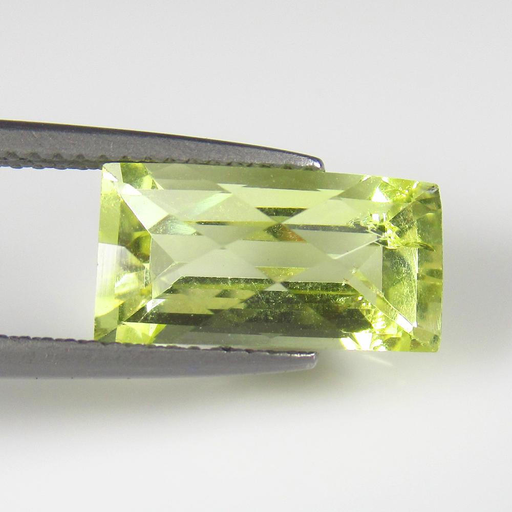 Natural Lemon Quartz - 4.60 Ct: No Reserve! Title: Natural Lemon Quartz - 4.60 Ct Origin: Africa Weight: 4.6 Size/Dimensions: 14.0 x 7.0 x 6.5 mm Additional Information: Pieces : 1 No's / Shape : Octagon Cut / Color : Greenish Yello