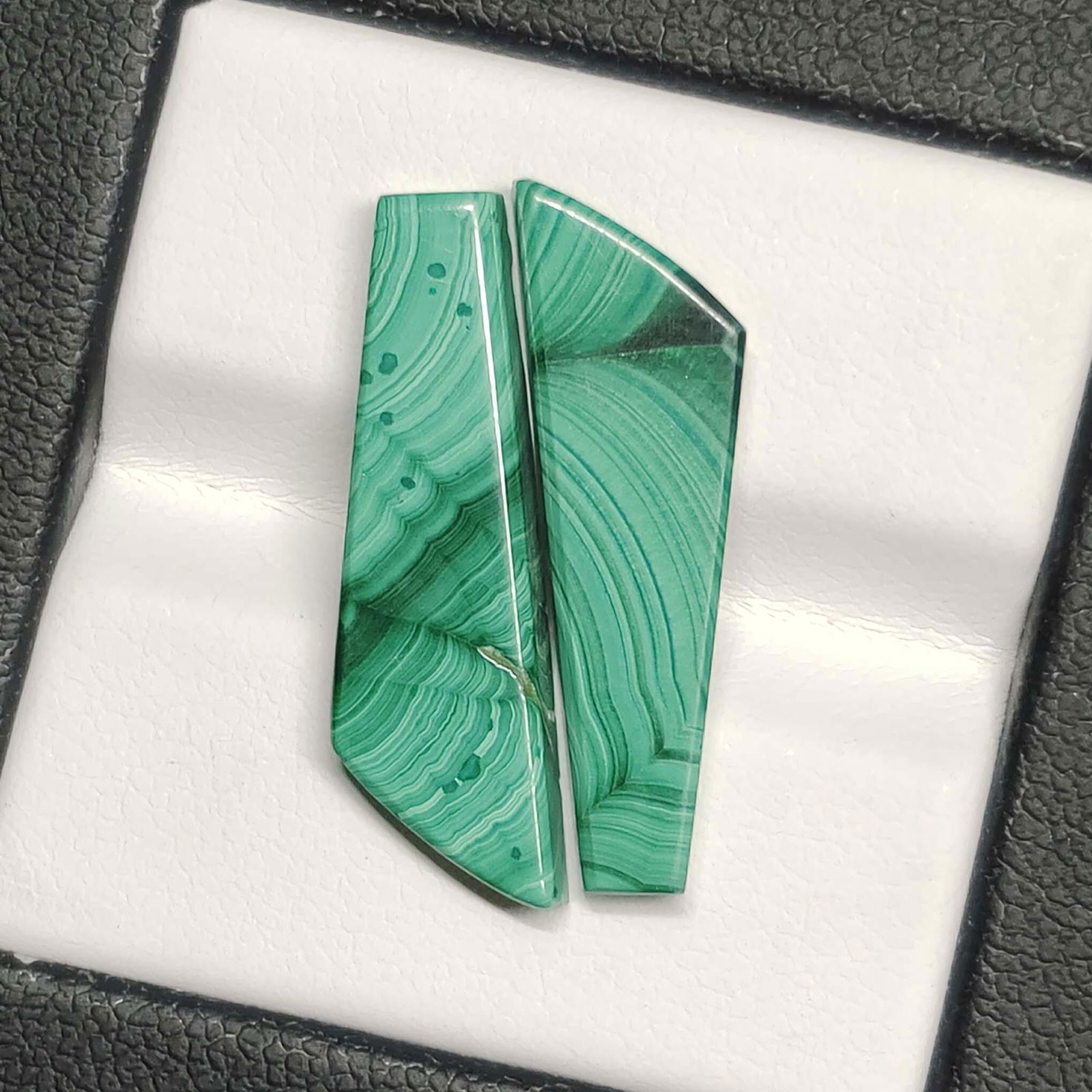 14.55 Ct Natural Malachite Earrings Pairs: No Reserve! Title: 14.55 Ct Natural Malachite Earrings Pairs Additional Information: Gemstones: Natural Malachite Carat Weights: 14.55 ct Size/Dimensions: 25 X 7.40 mm Materials & Techniques: Malachit