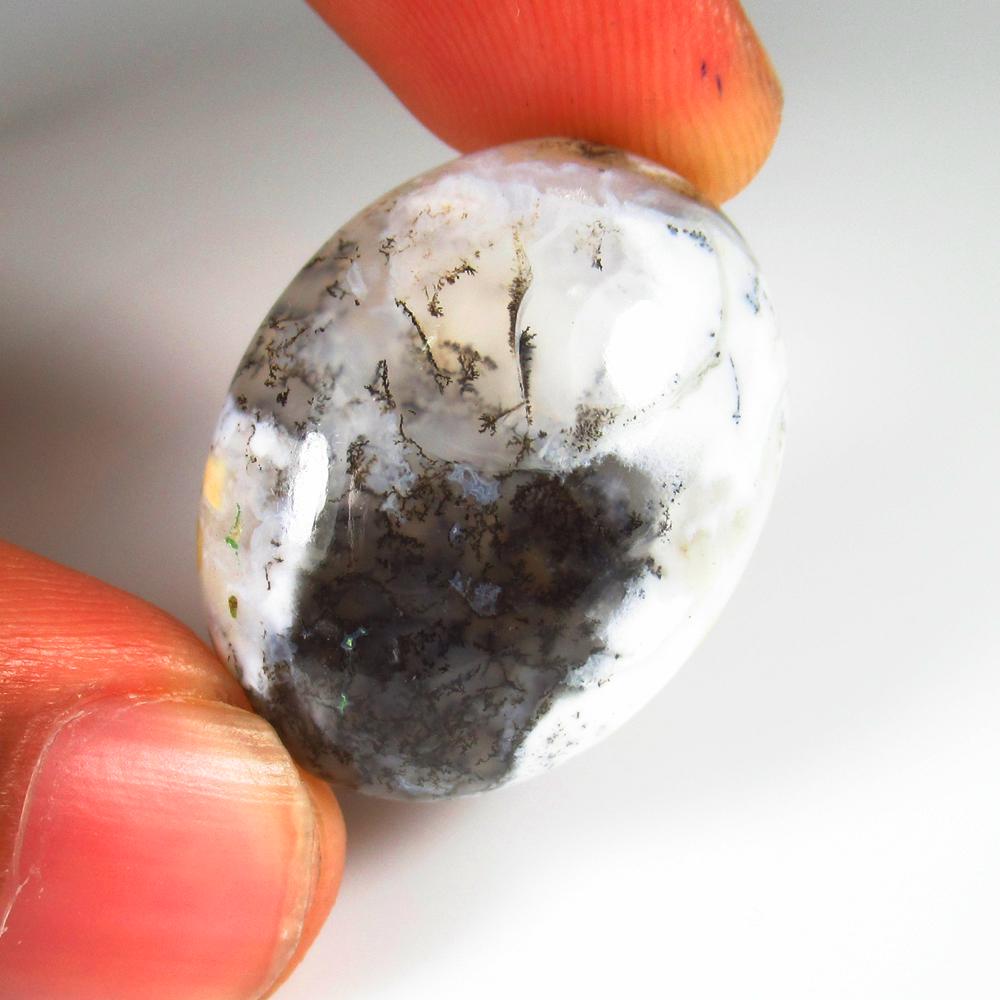 Natural Jasper Quartz - 32.30 Ct: No Reserve! Title: Natural Jasper Quartz - 32.30 Ct Origin: Brazil Weight: 32.3 Size/Dimensions: 28.0 x 20.0 x 9.8 mm Additional Information: Pieces : 1 No's / Shape : Oval Cabochon / Color : White /