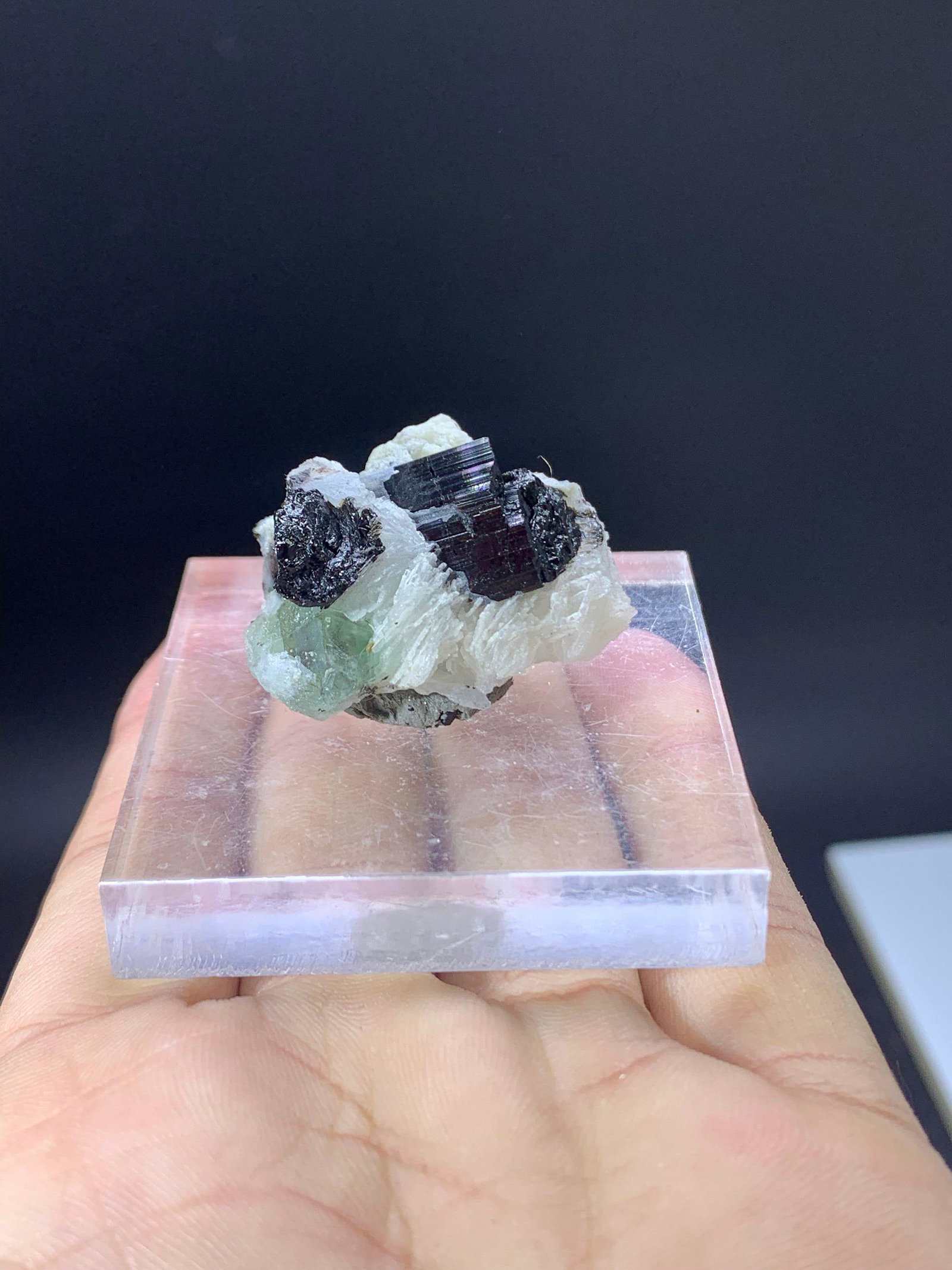 Natural Green flourite, with schorl Tourmaline,in Albite, 16 gram, 35*22*20 mm: Materials: Gem type: Tourmaline Description Natural Green flourite, with schorl Tourmaline,in Albite, 16 gram, 35*22*20 mm Weight : 16 gram Size : 35*22*20 mm Origin : Pakistan Treatment : Natural DHL