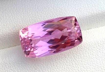 Natural Pink Kunzite Loose Gemstone Fine Cut For Jewelry , Kunzite October Birthstone 17.60 Carats: Carat weight: 17.60 Description Natural Pink Kunzite Loose Gemstone Fine Cut For Jewelry , Kunzite October Birthstone 17.60 Carats Weight : 17.60 Carat Dimensions : 18.9*10.9*10 mm Clarity : Clean Sha