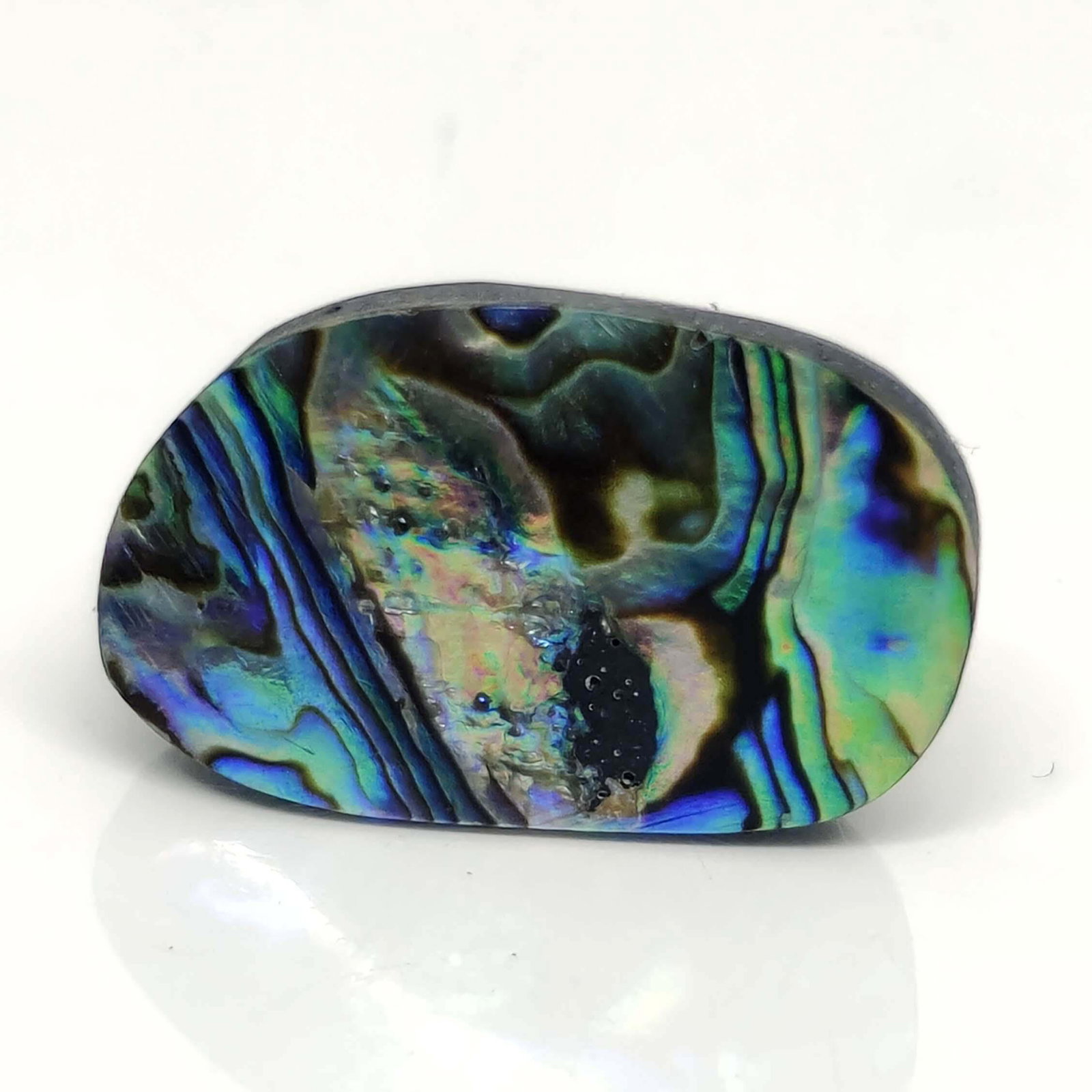 26.30 ct Natural Australian Abalone Shell: No Reserve! Title: 26.30 ct Natural Australian Abalone Shell Additional Information: Gemstones: Natural Abalone Shell Carat Weights: 26.30 ct Size/Dimensions: 26.50 X 16.50 X 5.85 mm Materials & Techn