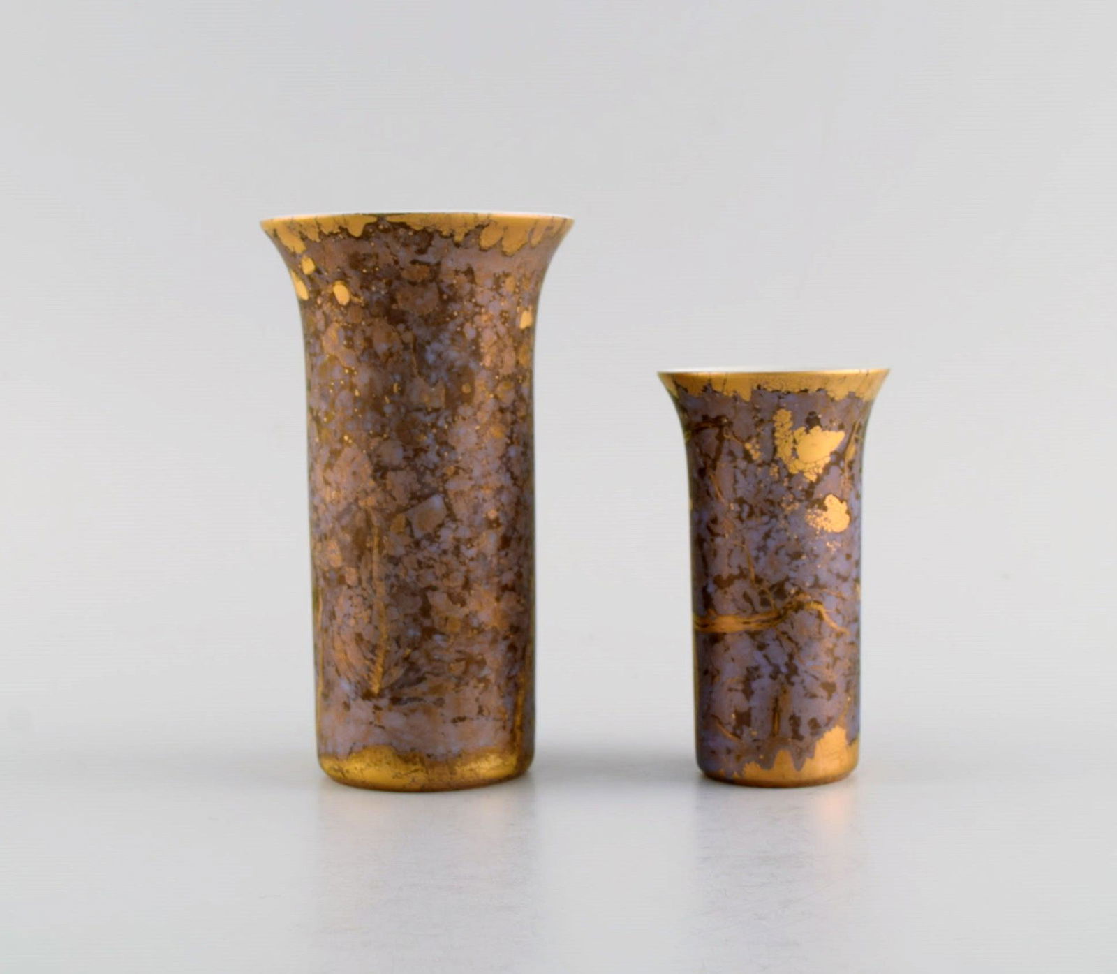 H. Dresler for Rosenthal. Two vases in hand-painted porcelain. Beautiful marbled gold decoration. (1 of 7)
