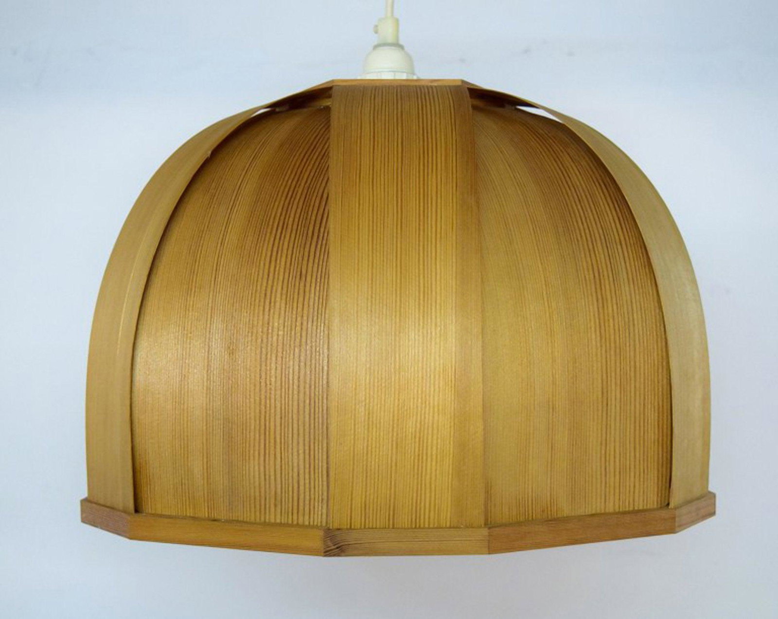 Hans Agne Jakobsson, "ellysett" ceiling lamp of wood. 1960 / 70s.: Hans Agne Jakobsson, "ellysett" ceiling lamp of wood. 1960 / 70s. Diameter 41 cm. In very good condition. Price example: Table lamp by Hans Agne Jacobsson sold at Pierre Berge & Associes, Brussels in