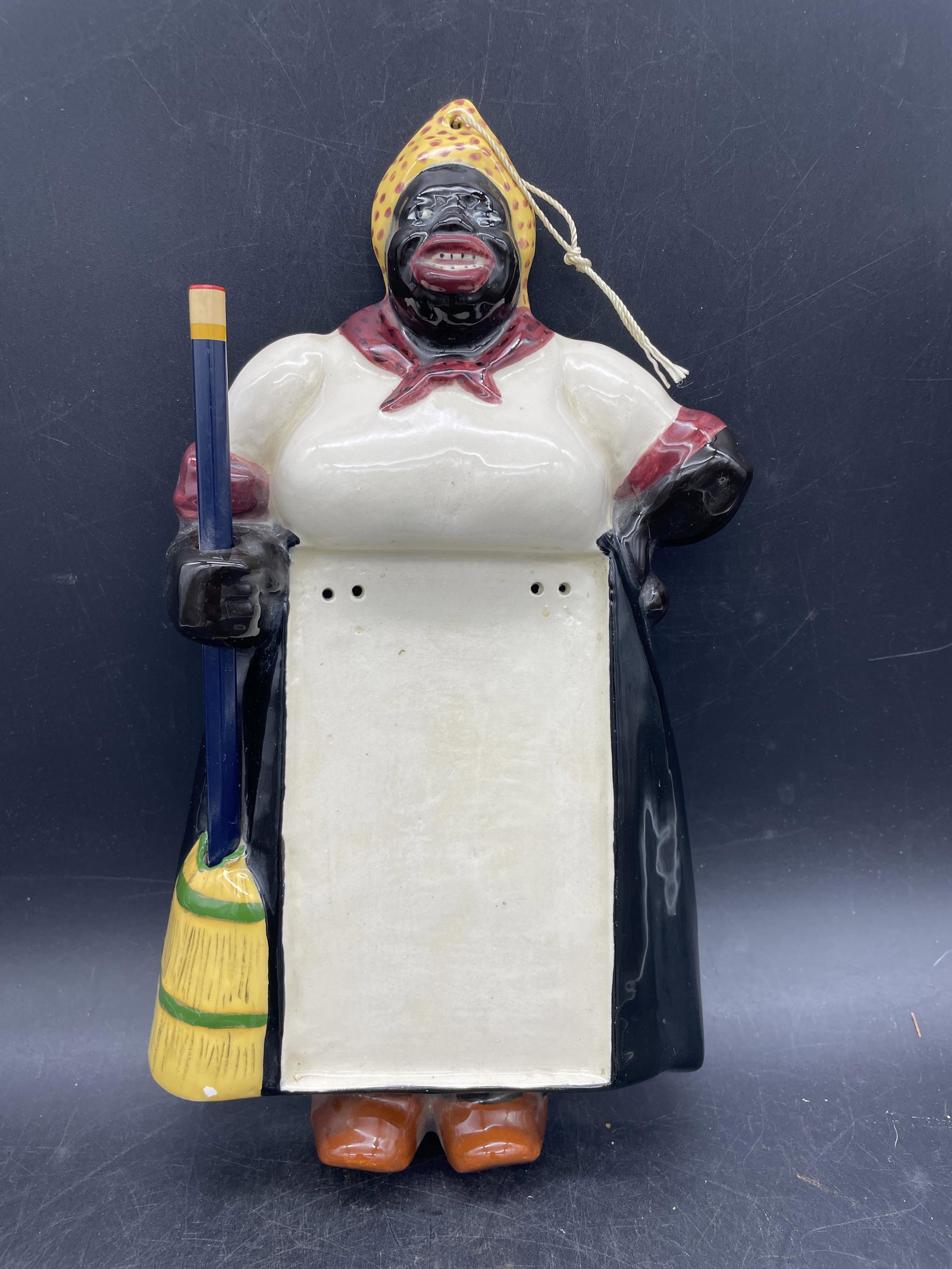 VINTAGE BLACK AMERICANA KITCHEN NOTE HOLDER W PENCIL BROOM HANDLE (1 of 8)