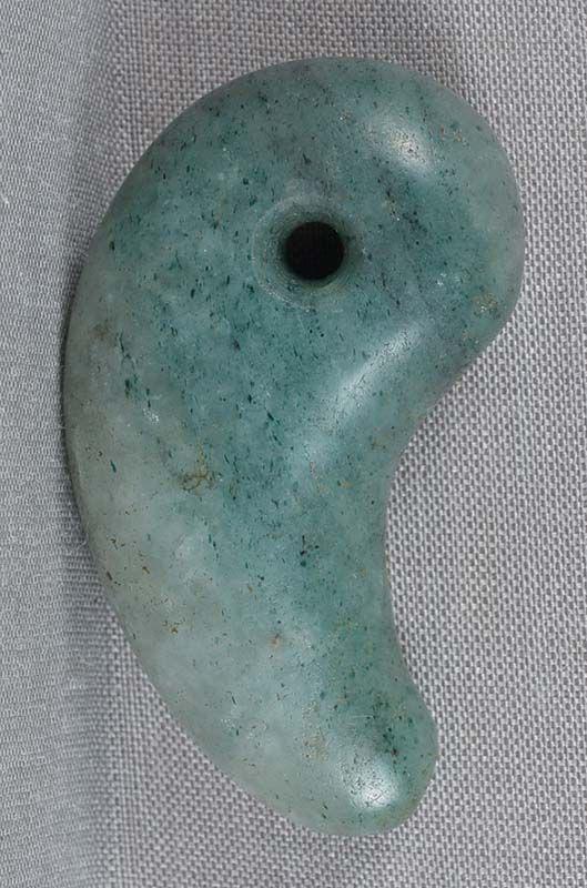 18/19c Japanese JADEITE MAGATAMA bead (1 of 5)