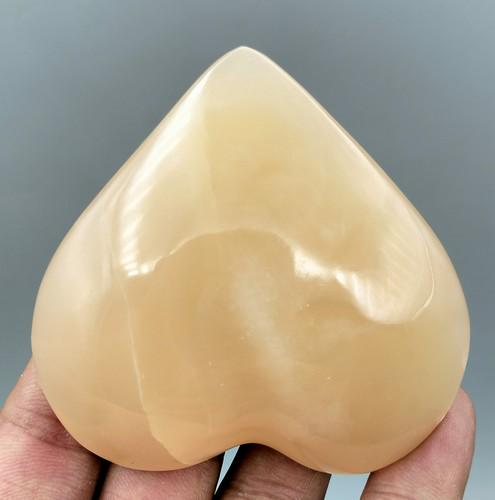 146 Gram Beautiful Natural Honey Calcite Healing Heart: Title: 146 Gram Beautiful Natural Honey Calcite Healing Heart Gemstone Type: Natural Weights: 146 Gram Size/Dimensions: 86x66x15 mm Origin: Pakistan Reserve: $30.00 Shipping: Domestic: Flat-rate of $1