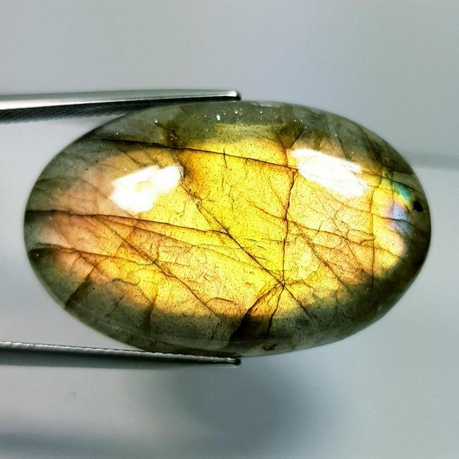 36.85 Ctz Natural Labradorite: No Reserve! Title:36.85 Ctz Natural Labradorite Color/Clarity:Bluish Green / Semi Transparent Gemstones:Labradorite Carat Weights:36.85 Size/Dimensions:34.25 x 21.65 x 6.00 Additional Information:Oval