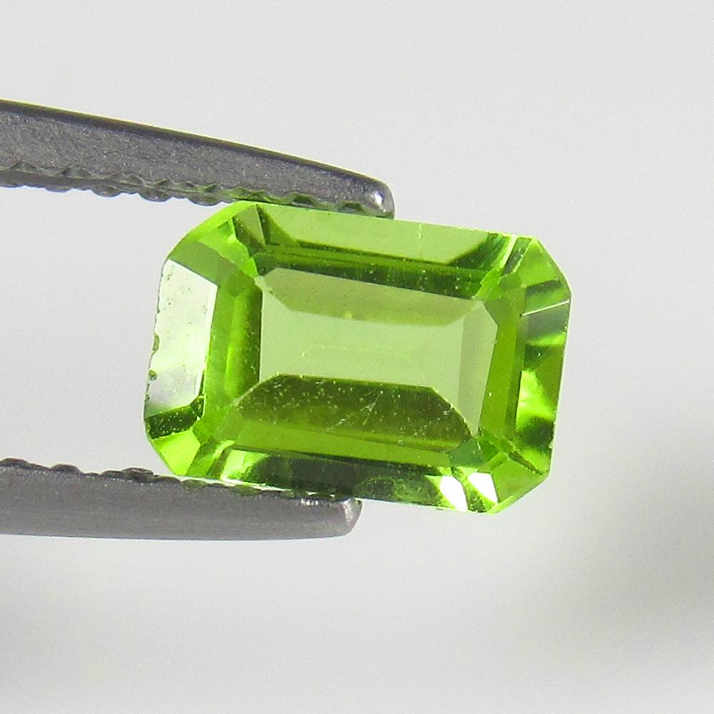 Natural Green Peridot - 0.88 Ct: No Reserve! Title: Natural Green Peridot - 0.88 Ct Origin: Pakistan Weight: 0.88 Size/Dimensions: 7.0 x 5.0 x 3.0 mm Additional Information: Pieces : 1 No's / Shape : Octagon Cut / Color : Green / Cla
