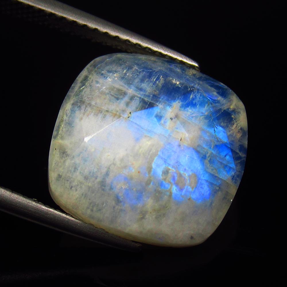 Natural Blue Moonstone - 7.98Ct: No Reserve! Title: Natural Blue Moonstone - 7.98Ct Origin: India Weight: 7.98 Size/Dimensions: 14.5 x 14.5 x 4.5 mm Additional Information: Pieces : 1 No's / Shape : Cushion Cab / Color : Blue Tint /