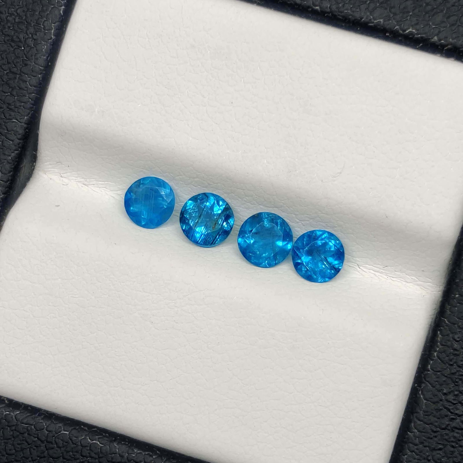 0.90 ct Rare Natural Neon Blue Apatite Lot (1 of 1)