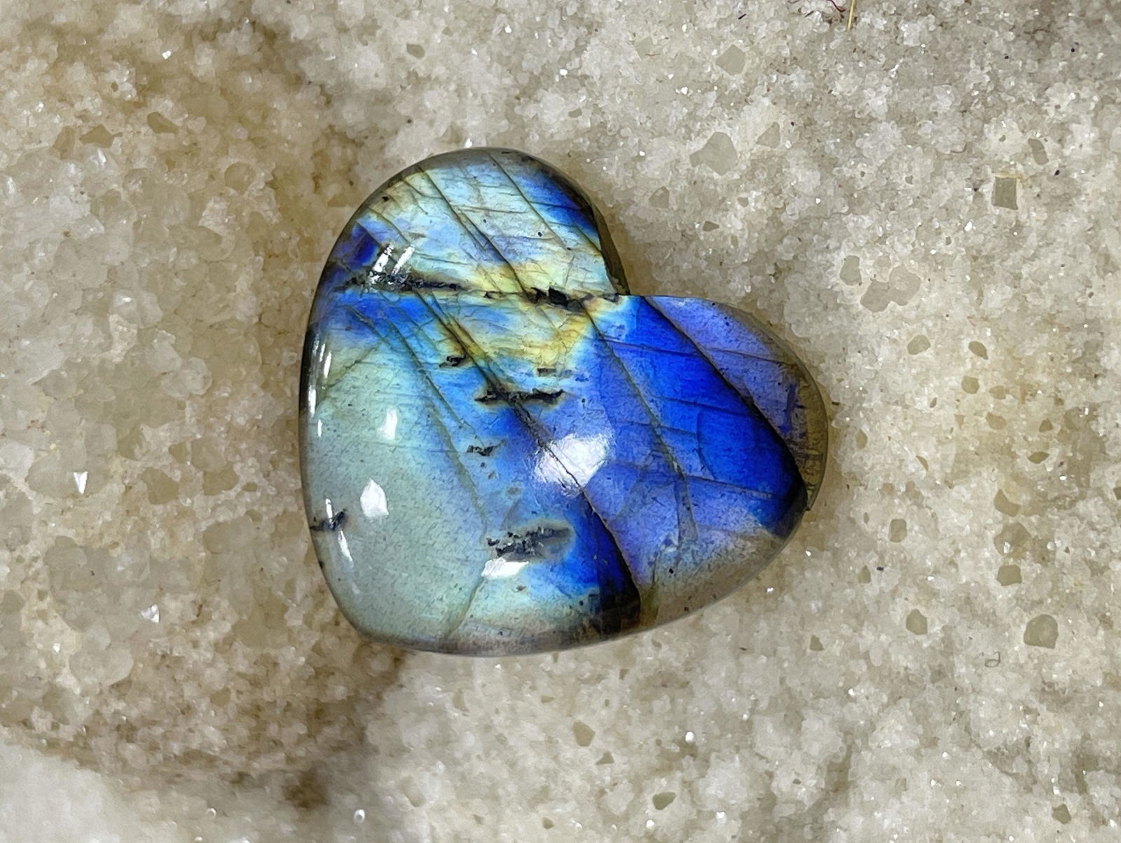 33.67 Cts Natural Labradorite: No Reserve! Title: 33.67 Cts Natural Labradorite Additional Information: Gemstone : Natural Labradorite Shape : Heart Cabochan Weight : 33.67 carats Measurements : 25x27 mm, Color : Black Transparency