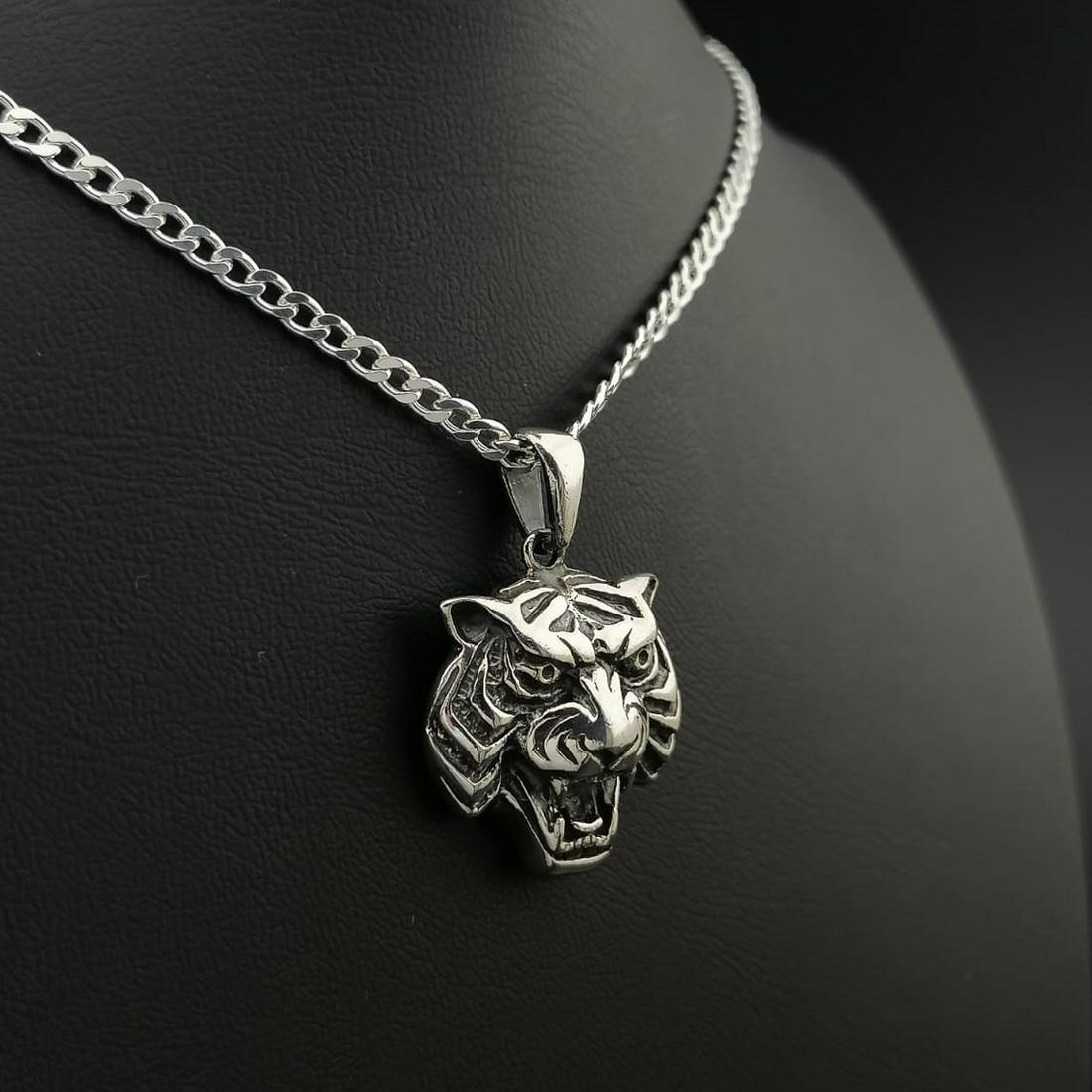 925 Silver Chain with Tiger Pendant: Title: 925 Silver Chain with Tiger Pendant Additional Information: 925 Silver Chain with Tiger Pendant -Total Weight:23.5g -Size: Chain Size: 23.62 in(60cm). Pendant Size:0.90x1.29 in (23x33mm) (Bail