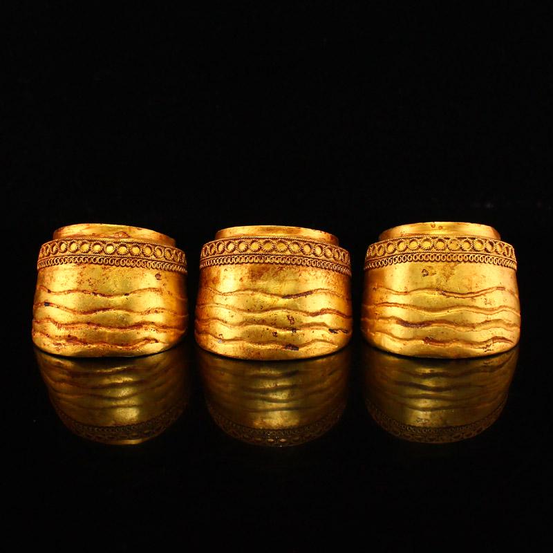 Chinese Horse's Hoof Shape Gold Bullion: Title: Chinese Horse's Hoof Shape Gold Bullion Date/Period: After1800 Origin: Chinese Dimension: 45 x 53 x 46 (mm) 1.77 x 2.09 x 1.81 (inches) Weight: 1.42 lbs/ 646 g Materials: Gold Reserve: $299.00 