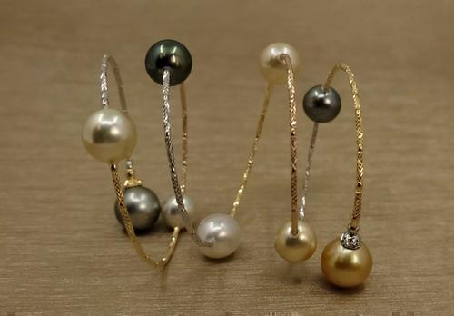18 kt. Tricolour Gold - 10x11mm Tahitian and South Sea Pearls - Bracelet: Title: 18 kt. Tricolour Gold - 10x11mm Tahitian and South Sea Pearls - Bracelet Description: This bracelet measures 55cm in total and wraps beautifully several times around the wrist. The bracelet con