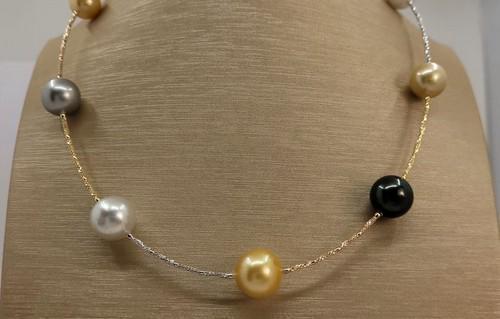 18 kt. Tricolour Gold - 10x13mm Tahitian and South Sea Pearls - Necklace: Title: 18 kt. Tricolour Gold - 10x13mm Tahitian and South Sea Pearls - Necklace Description: An unique necklace containing 7 top quality Saltwater Pearls. Produced in the warm oceans of Australia, the