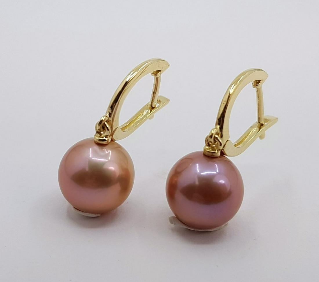 10x11mm Round Pink Edison Pearls - 14 kt. Yellow gold - Earrings: Title: 10x11mm Round Pink Edison Pearls - 14 kt. Yellow gold - Earrings Description: Produced by the Hyriupsis Cumingi oyster in the warm waters of Southeast Asia, these pearls have a natural beautifu