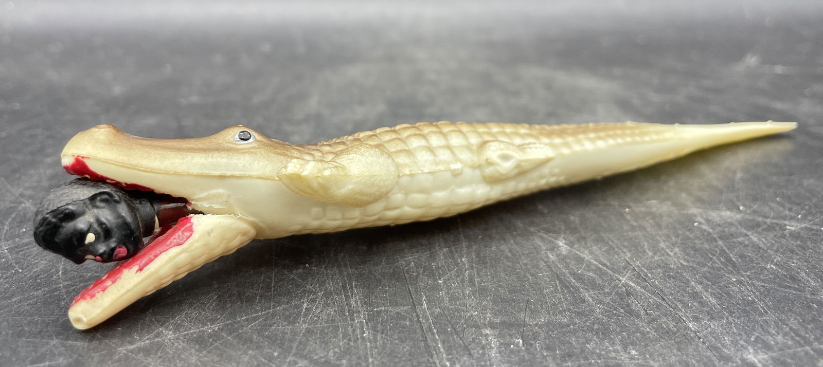 VINTAGE ALLIGATOR PENCIL HOLDER MAN HEAD IN MOUTH BLACK AMERICANA (1 of 8)