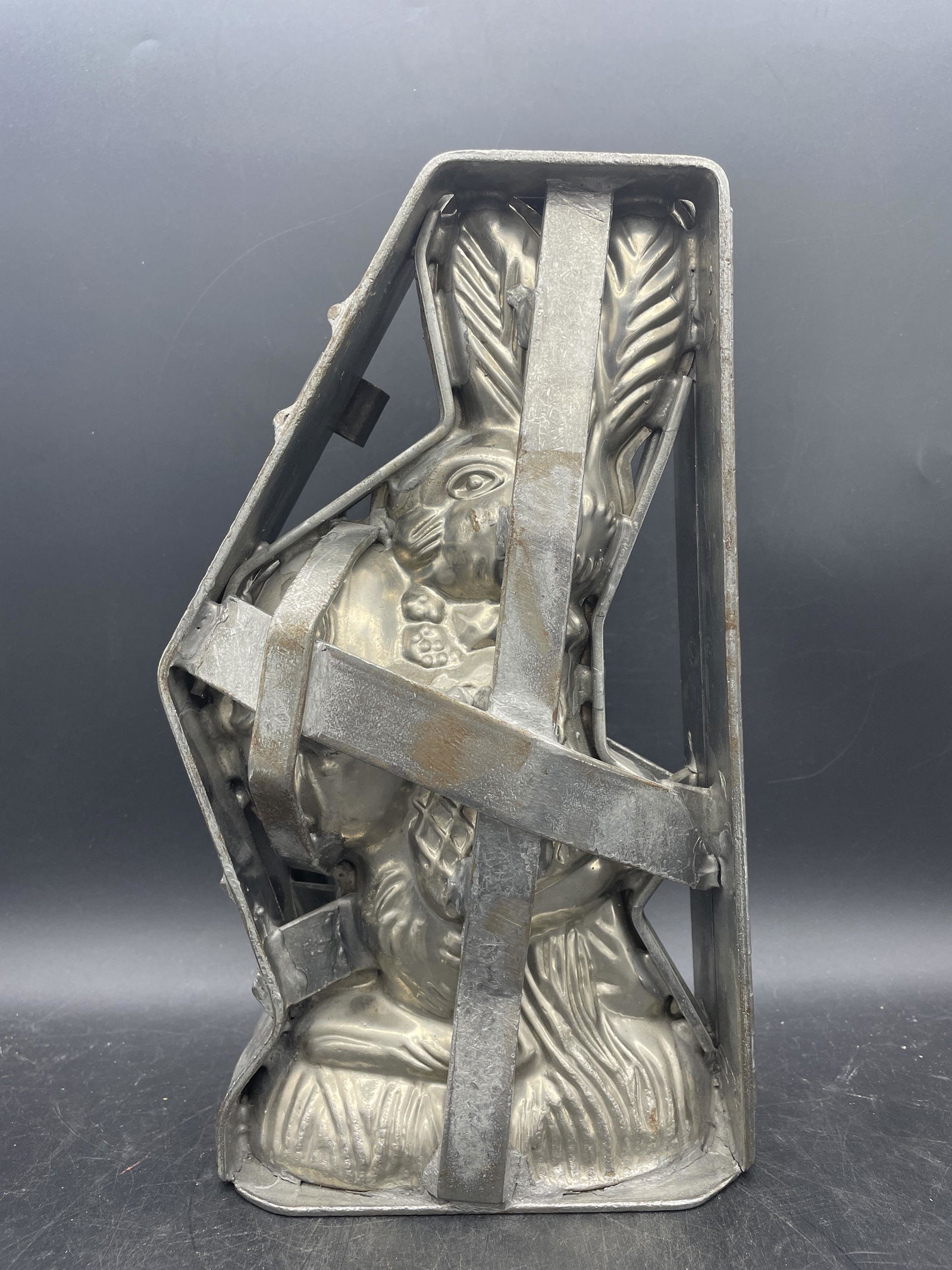 VINTAGE Large EASTER RABBIT HOLDING EGG HINGED CHOCOLATE MOLD (1 of 8)