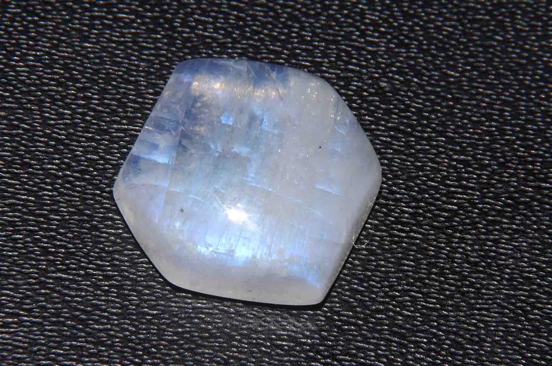6.84 Cts Natural Rainbow Moonstone (1 of 3)