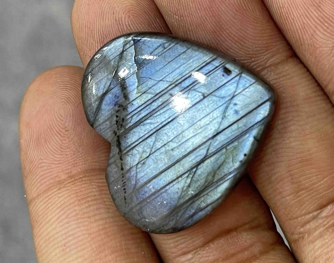 42.28 Cts Natural Labradorite: No Reserve! Title: 42.28 Cts Natural Labradorite Additional Information: Gemstone : Natural Labradorite Shape : Heart Shape Cabochan Weight : 42.28 carats Measurements : 25x30 mm, Color : Black Transp