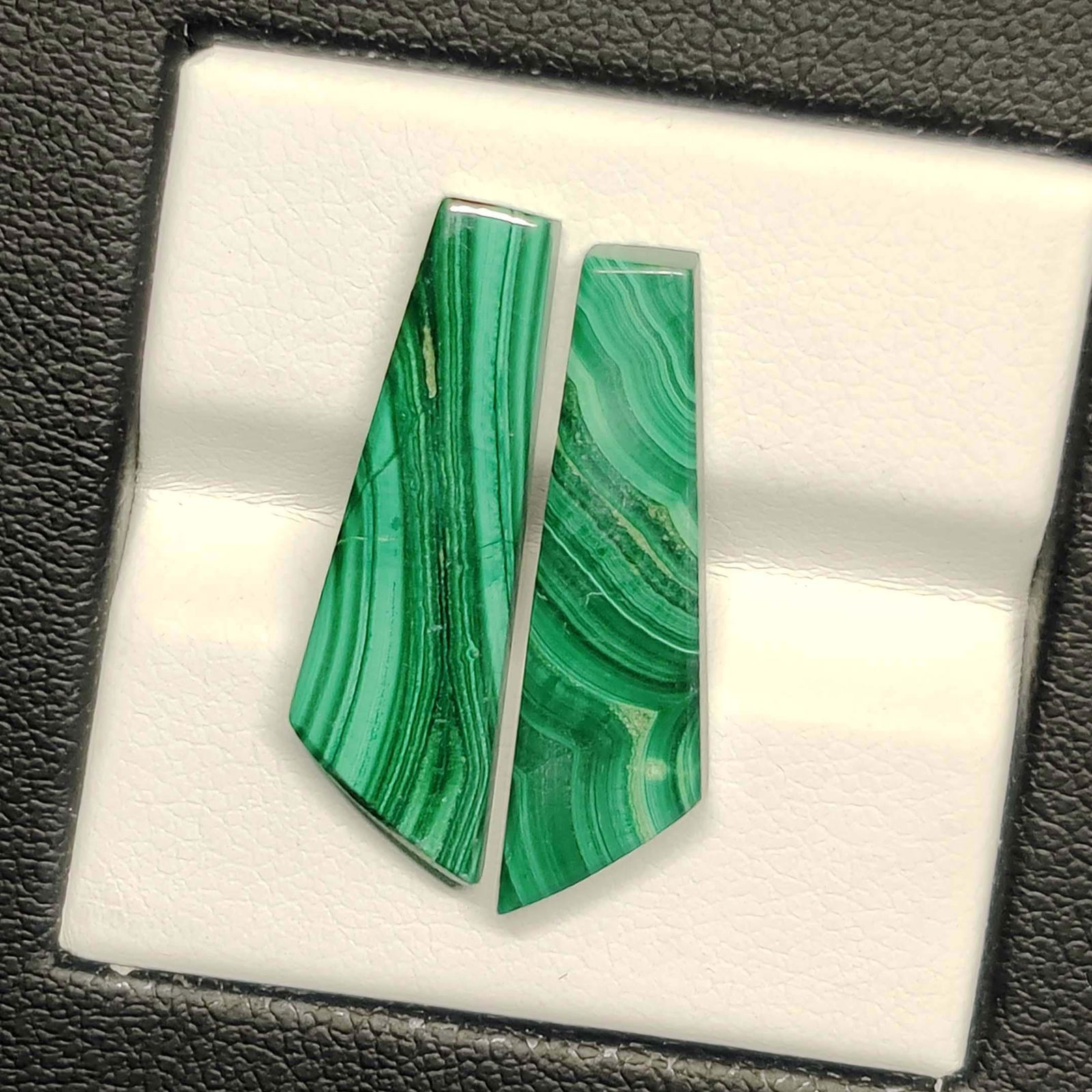 14.55 Ct Natural Malachite Earrings Pairs: No Reserve! Title: 14.55 Ct Natural Malachite Earrings Pairs Additional Information: Gemstones: Natural Malachite Carat Weights: 14.55 ct Size/Dimensions: 25 X 7 mm Approx Materials & Techniques: Mala