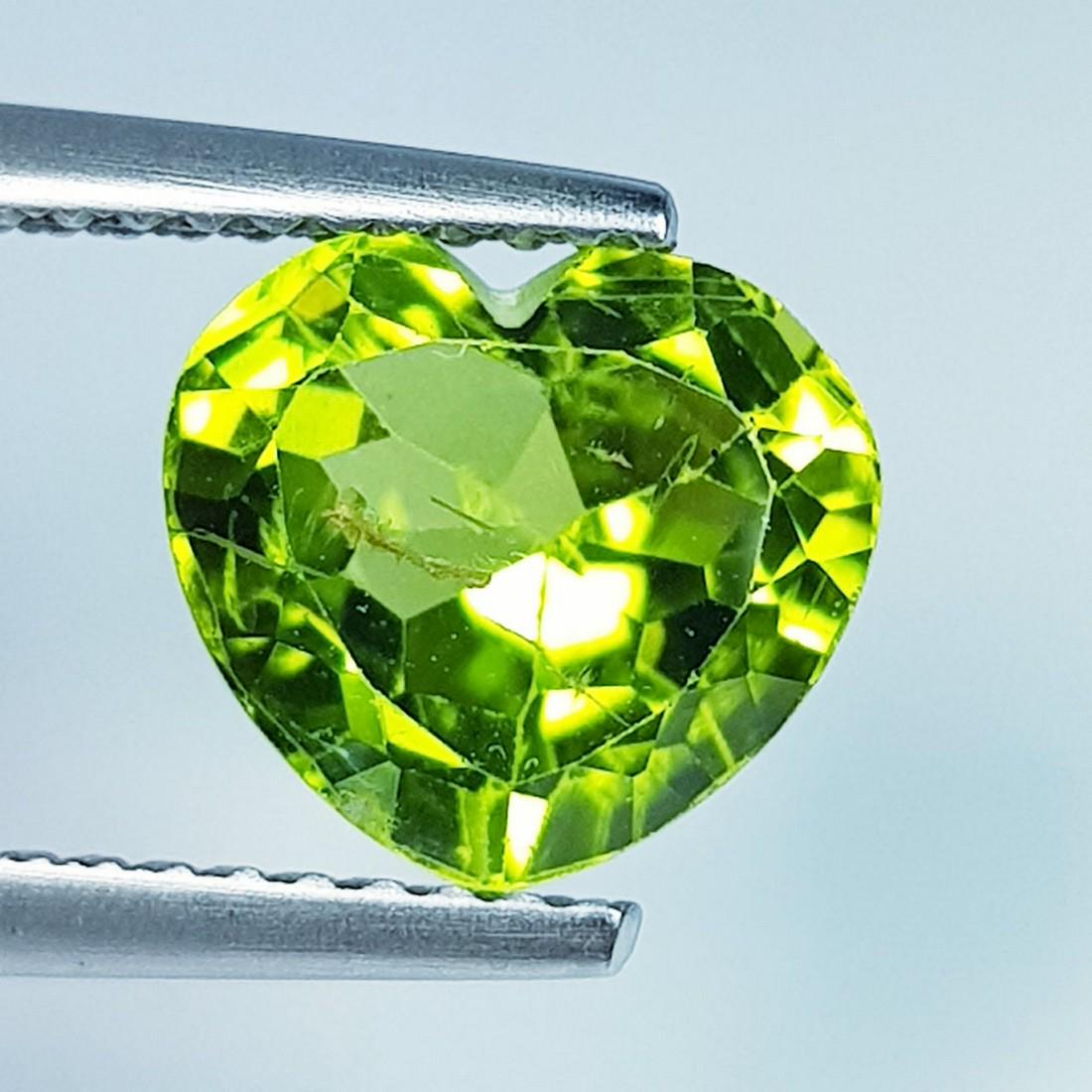 2.84 ctz " Stunning Green " Natural Pakistan Peridot: No Reserve! Title: 2.84 ctz " Stunning Green " Natural Pakistan Peridot Color/Clarity: Green / VVS Gemstones: Peridot Carat Weights: 2.84 Size/Dimensions: 8.30 x 9.00 x 5.50 Additional Info: Heart / P