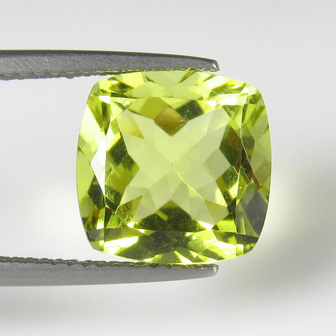 Natural Lemon Quartz - 5.57 Ct: No Reserve! Title: Natural Lemon Quartz - 5.57 Ct Origin: Africa Weight: 5.57 Size/Dimensions: 11.0 x 11.0 x 7.5 mm Additional Information: Pieces : 1 No's / Shape : Cushion Cut / Color : Greenish Yel