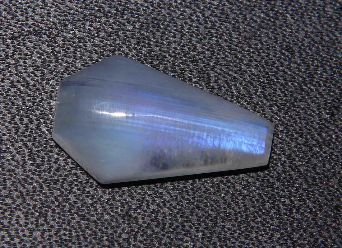 6.23 Cts Natural Rainbow Moonstone: No Reserve! Title: 6.23 Cts Natural Rainbow Moonstone Additional Information: Gemstone : Natural Rainbow Moonstone Shape : Coffin Cabochan Weight : 6.23 carats Measurements : 17.34x10.07x4.79 mm Color